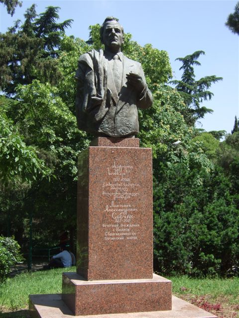 В центре Тбилиси стоит памятник учителю президента и премьера России. http://alushta2002.narod.ru/photo2908.jpg
