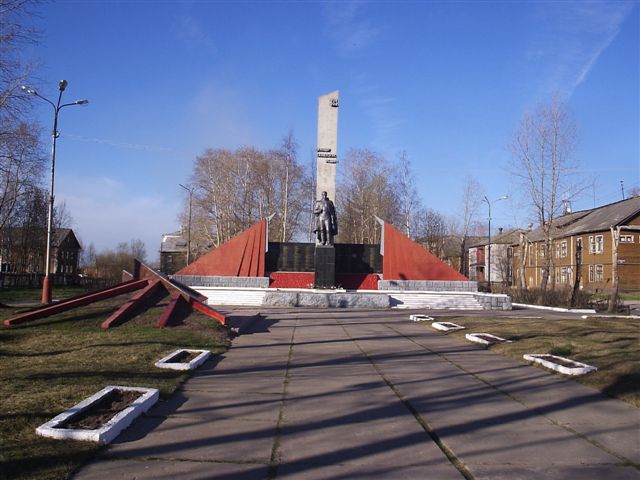 Новодвинск видео. Мемориальный комплекс город Новодвинск. Комсомольская площадь Новодвинск. Памятники на Комсомольской площади в Новодвинске.